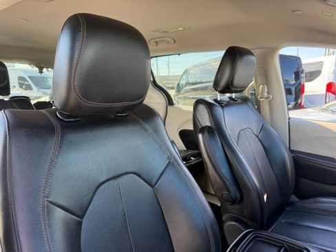 Used 2020 Chrysler Pacifica Touring-L FWD image 9