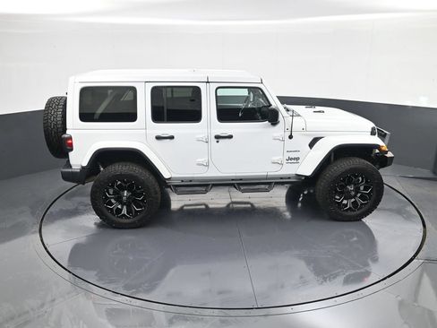 Used 2018 Jeep Wrangler Unlimited Sahara AWD/4WD image 32