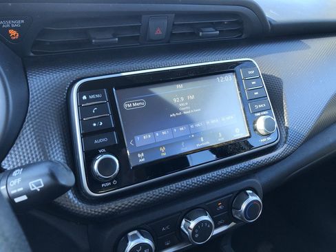 Used 2020 Nissan Kicks S image 19