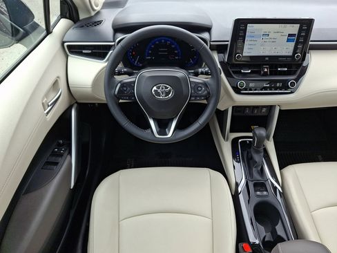 Certified 2022 Toyota Corolla Cross XLE w/ Convenience Package image 11