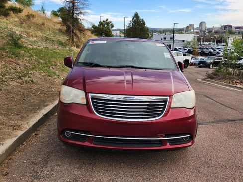 Used 2014 Chrysler Town & Country Touring FWD image 10