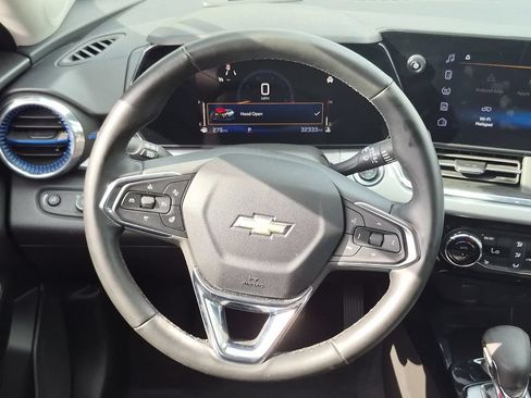 Used 2025 Chevrolet Trax LT w/ LT Convenience Package FWD image 23
