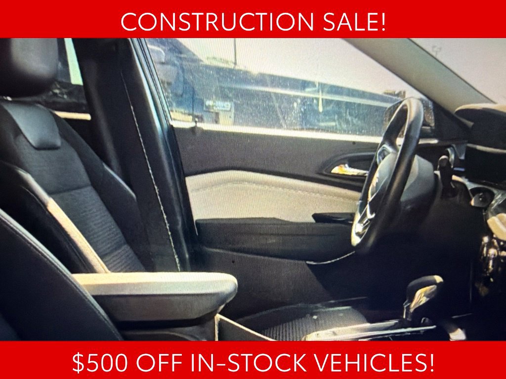 Used 2025 Chevrolet Trax LT w/ LT Convenience Package FWD image 8