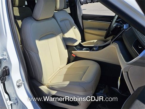 New 2025 Jeep Grand Cherokee Limited image 18