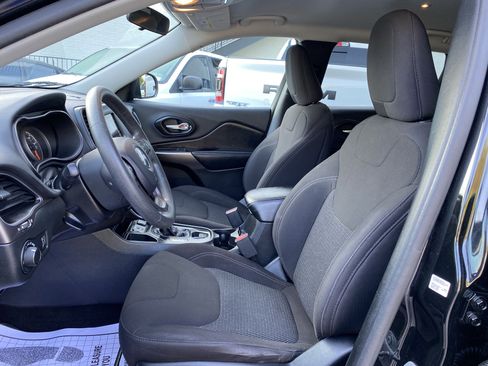 Used 2020 Jeep Cherokee Latitude FWD image 16