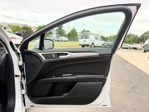 Used 2020 Ford Fusion SE FWD image 19