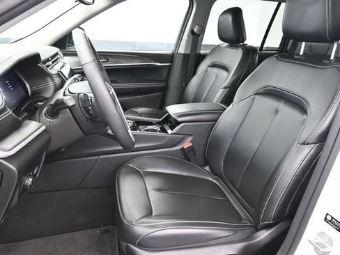 Used 2023 Jeep Grand Cherokee Limited AWD/4WD image 23