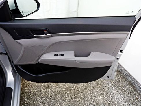 Used 2019 Hyundai Elantra SE FWD image 11