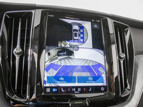 Used 2025 Volvo XC60 B5 Plus image 23