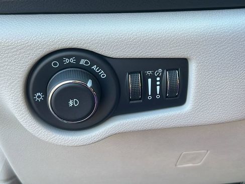 Used 2024 Chrysler Pacifica Touring-L image 14