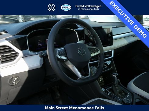 Certified 2025 Volkswagen Taos SE image 30