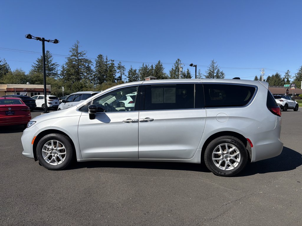 Used 2024 Chrysler Pacifica Touring-L FWD image 3