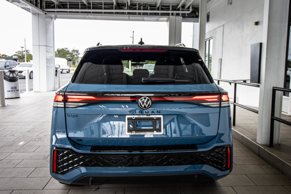 New 2026 Volkswagen Tiguan SE R-Line FWD image 17