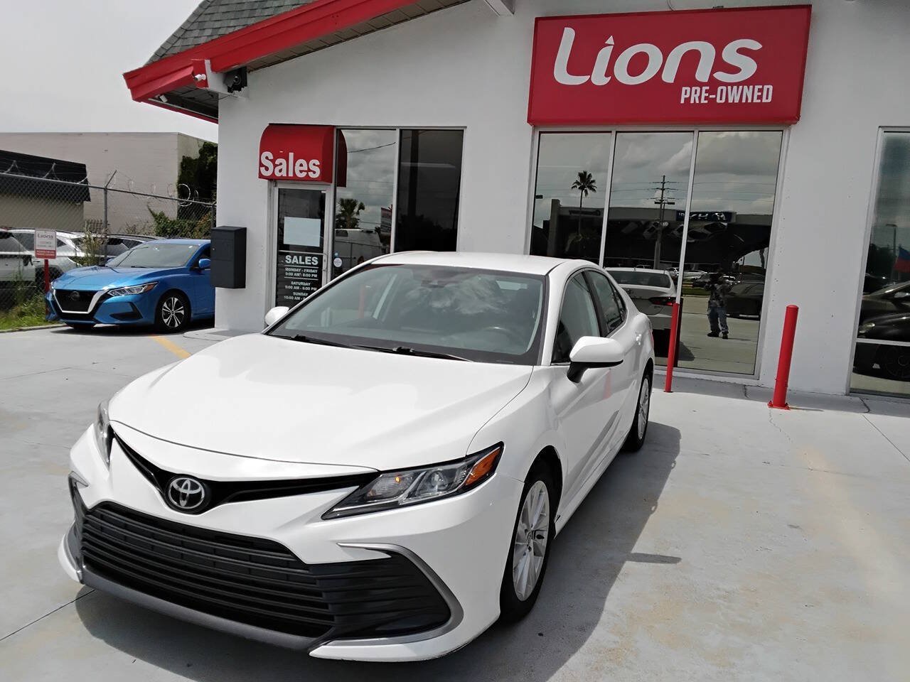 Used 2021 Toyota Camry LE FWD image 2