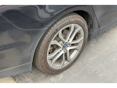 Used 2017 Ford Fusion SE w/ Equipment Group 601A FWD image 4