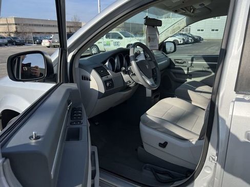 Used 2009 Dodge Grand Caravan SXT image 9