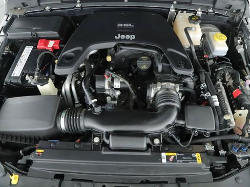 Used 2021 Jeep Wrangler Unlimited Sahara AWD/4WD image 17
