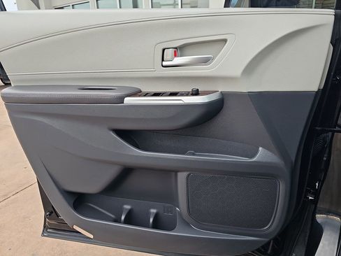 Used 2022 Toyota Sienna XLE image 28