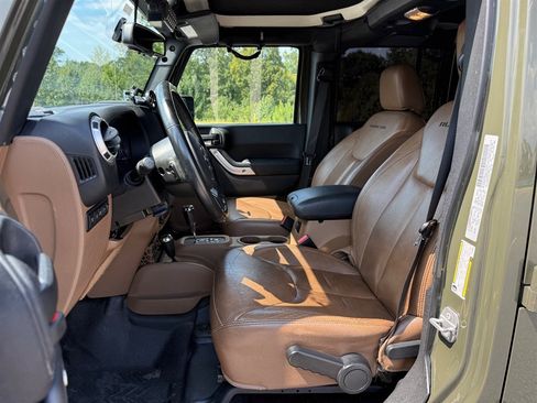 Used 2015 Jeep Wrangler Unlimited Rubicon w/ Dual Top Group AWD/4WD image 15