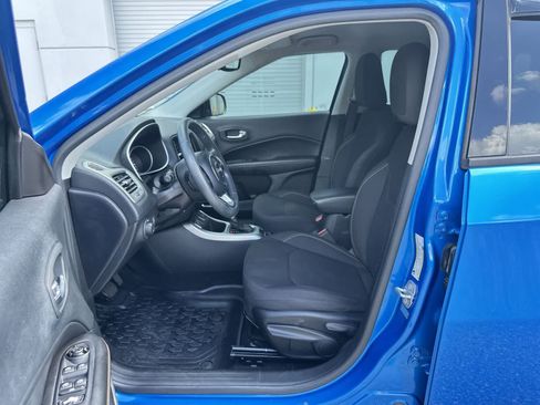 Used 2019 Jeep Compass Sport w/ Tech Group FWD image 2