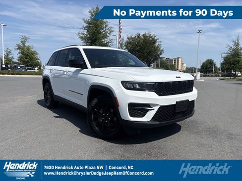 Used 2025 Jeep Grand Cherokee Altitude AWD/4WD image 1