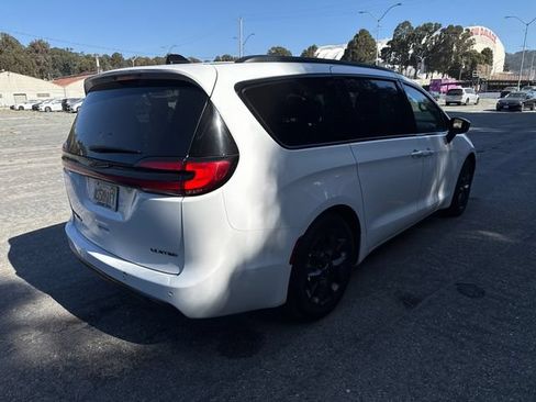 Used 2025 Chrysler Pacifica Limited FWD image 5