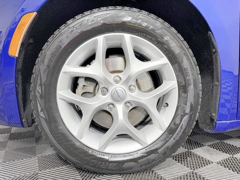 Used 2018 Chrysler Pacifica Touring-L w/ Tire & Wheel Group FWD image 21