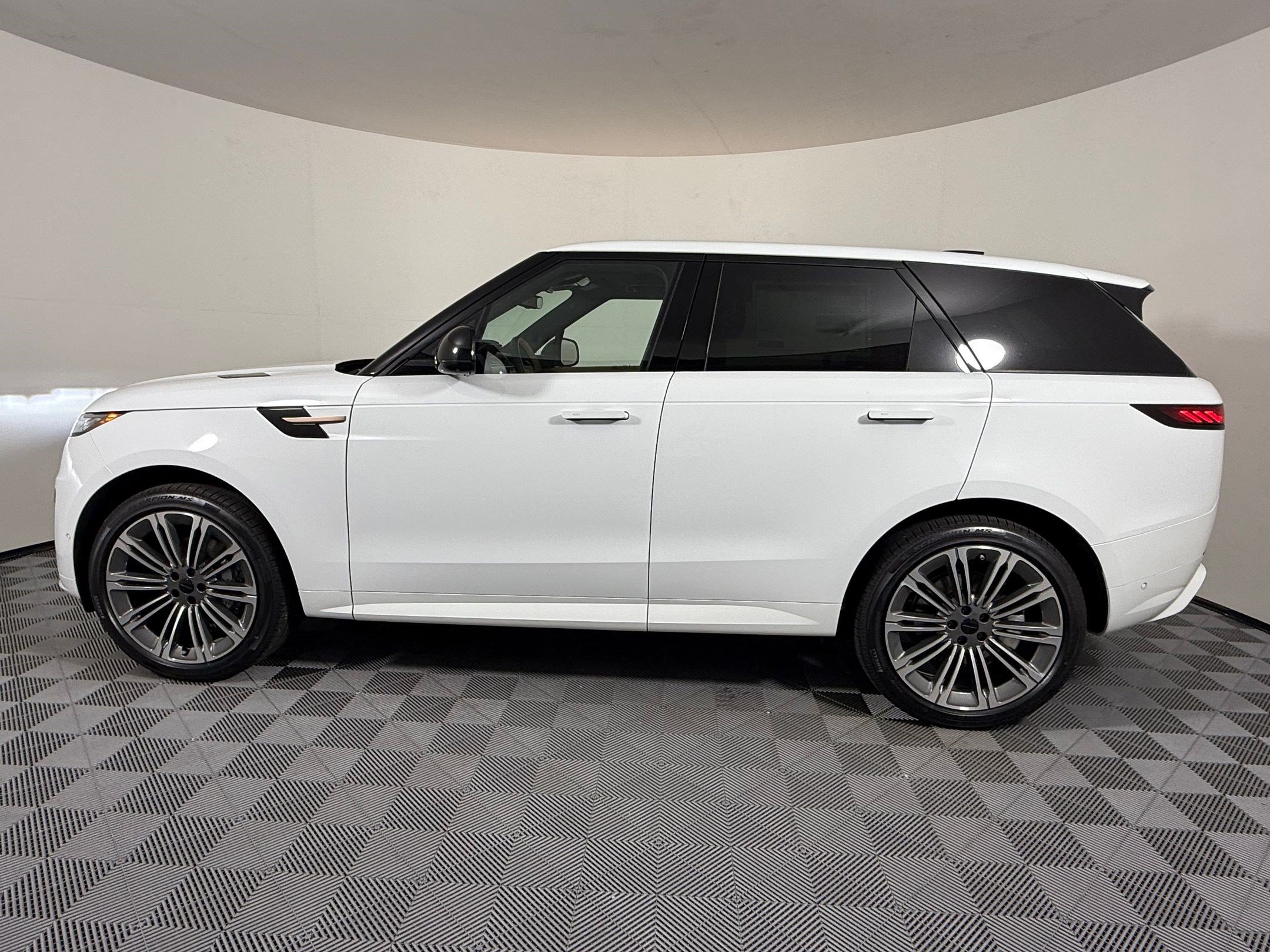 New 2026 Land Rover Range Rover Sport Dynamic SE AWD/4WD image 2