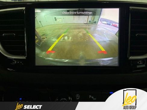 Used 2023 Chrysler Pacifica Touring-L FWD image 19