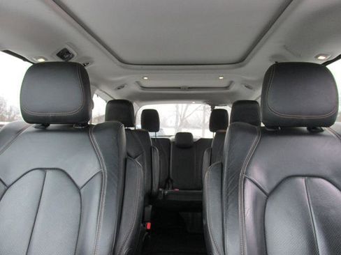 Used 2018 Chrysler Pacifica Touring-L Plus image 11