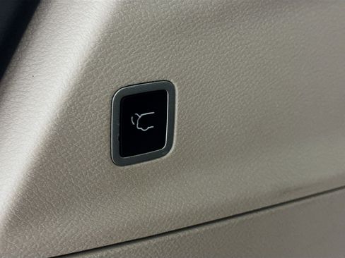 Used 2024 Chrysler Pacifica Touring-L image 31