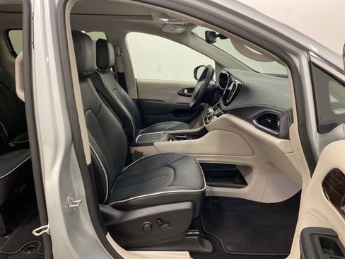 Used 2024 Chrysler Pacifica Limited image 28