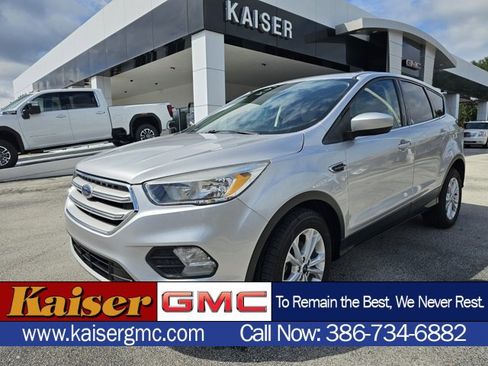 Used 2019 Ford Escape SE image 1