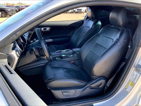 Used 2019 Ford Mustang Premium image 7