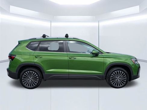 Used 2025 Volkswagen Taos SE FWD image 3