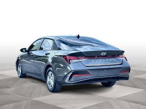 Used 2025 Hyundai Elantra SE FWD image 6