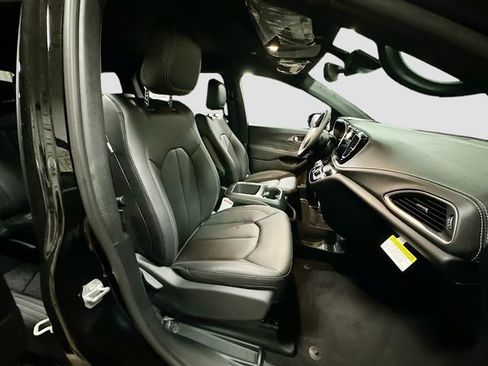 New 2026 Chrysler Pacifica Select image 28