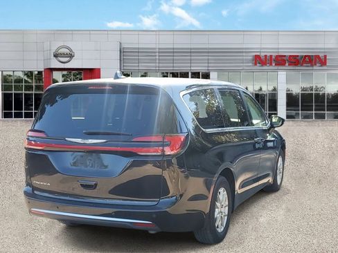 Used 2024 Chrysler Pacifica Touring-L image 4