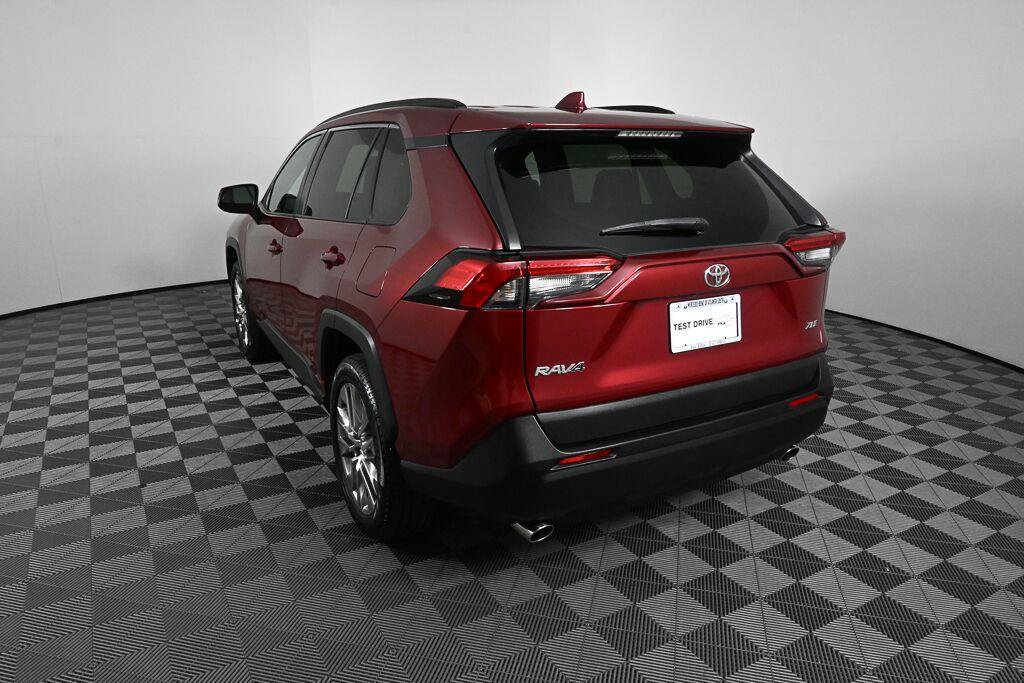 Used 2020 Toyota RAV4 XLE Premium FWD image 4