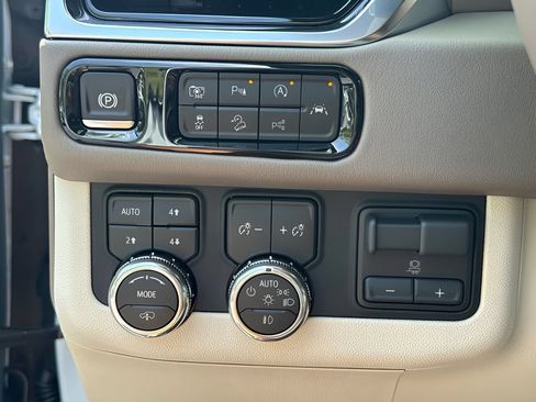 New 2026 GMC Yukon Denali w/ Denali Reserve Package AWD/4WD image 18