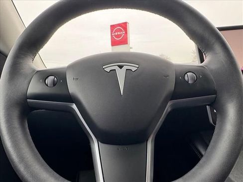 Used 2022 Tesla Model Y Long Range image 17