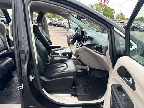 Used 2017 Chrysler Pacifica Touring-L w/ Tire & Wheel Group FWD image 15
