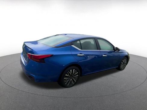 Used 2025 Nissan Altima 2.5 SV FWD image 14