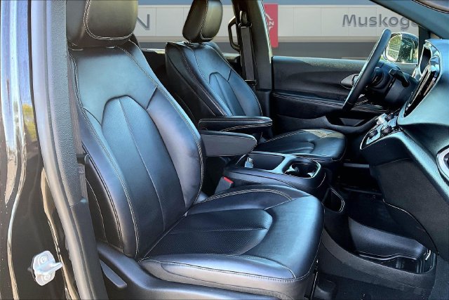 Used 2025 Chrysler Pacifica Select FWD image 30