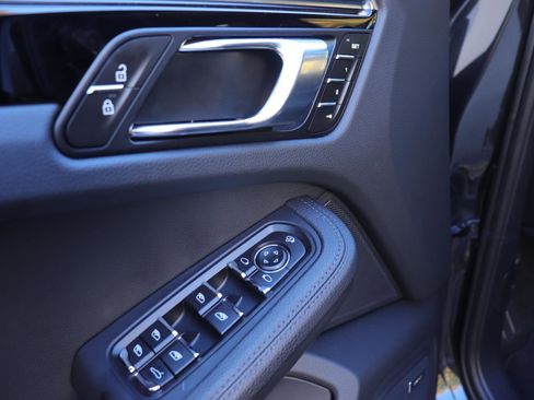 Used 2024 Porsche Macan image 22