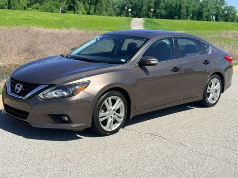 Used 2017 Nissan Altima 3.5 SL w/ 3.5SL Technology Package FWD image 12