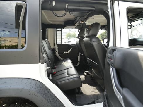 Used 2015 Jeep Wrangler Unlimited Rubicon w/ Connectivity Group AWD/4WD image 31