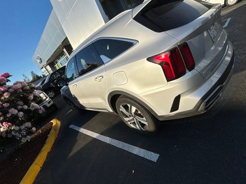 Used 2023 Kia Sorento EX AWD/4WD image 3