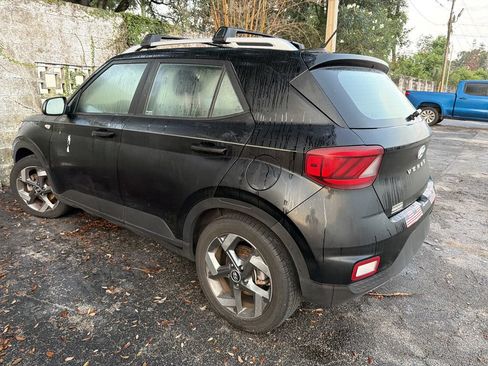 Used 2024 Hyundai Venue SEL FWD image 2