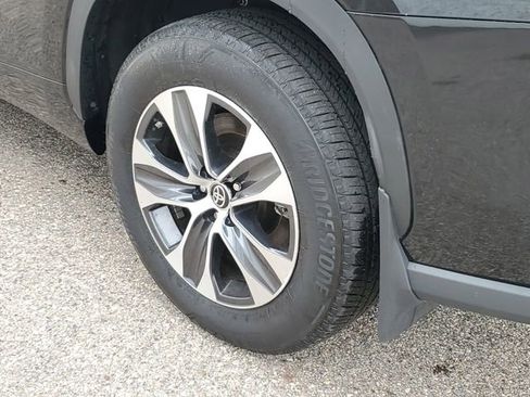 Used 2025 Toyota Highlander XLE image 33